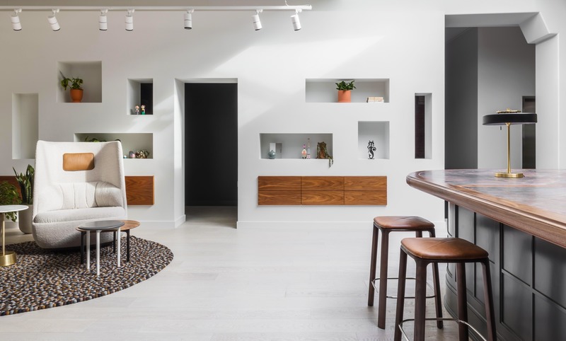 Press kit | 2886-03 - Press release | objekts - SkB Architects - Commercial Interior Design - A sculptural library wall punctuated with art-filled niches offers a peek into the working studio.  - Photo credit: Nicholas Worley