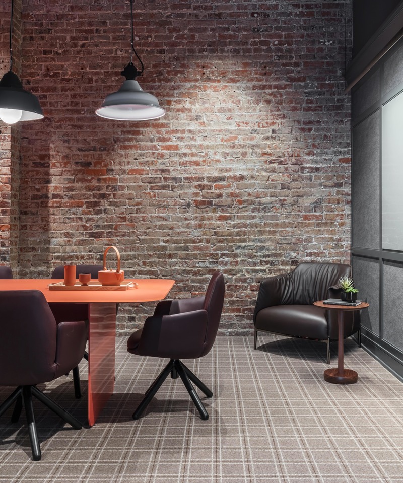Press kit | 2886-03 - Press release | objekts - SkB Architects - Commercial Interior Design - 12 person meeting space re-imagined as a warm, rich hideaway. Contrast continues, as wool plaid carpet, pinstripe walls and vintage light fixtures meet a sleek salmon-pink glass conference table - Photo credit: Nicholas Worley