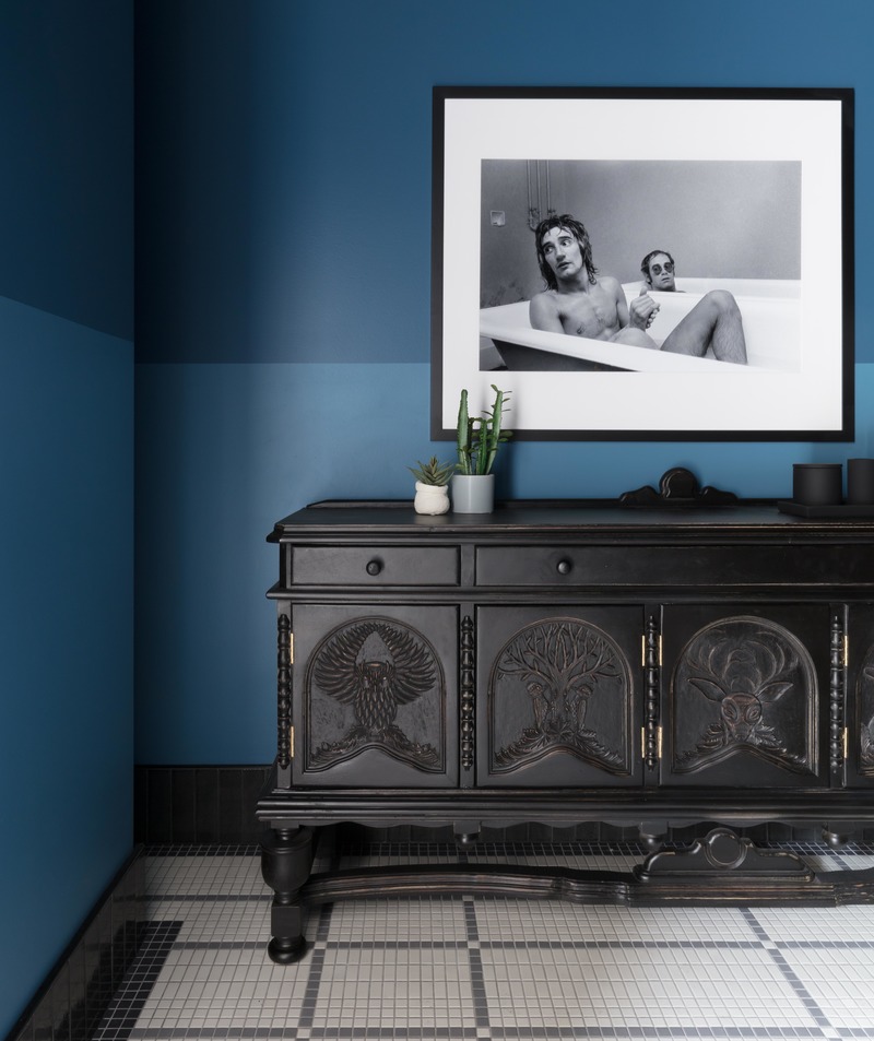 Press kit | 2886-03 - Press release | objekts - SkB Architects - Commercial Interior Design - When guests need a break, the restrooms provide yet another surprise with their moody palette and cheeky rock n’ roll inspired artwork.  - Photo credit: Nicholas Worley