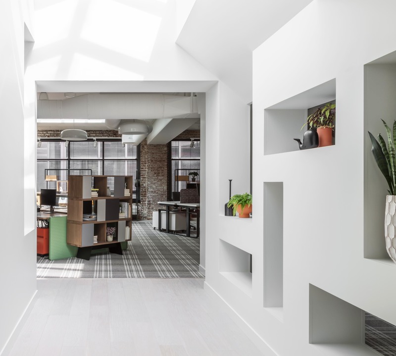 Press kit | 2886-03 - Press release | objekts - SkB Architects - Commercial Interior Design - Asculptural library wall punctuated with art-filled niches offers a peek into the working studio while natural light is brought in via ridge skylights.  - Photo credit: Nicholas Worley