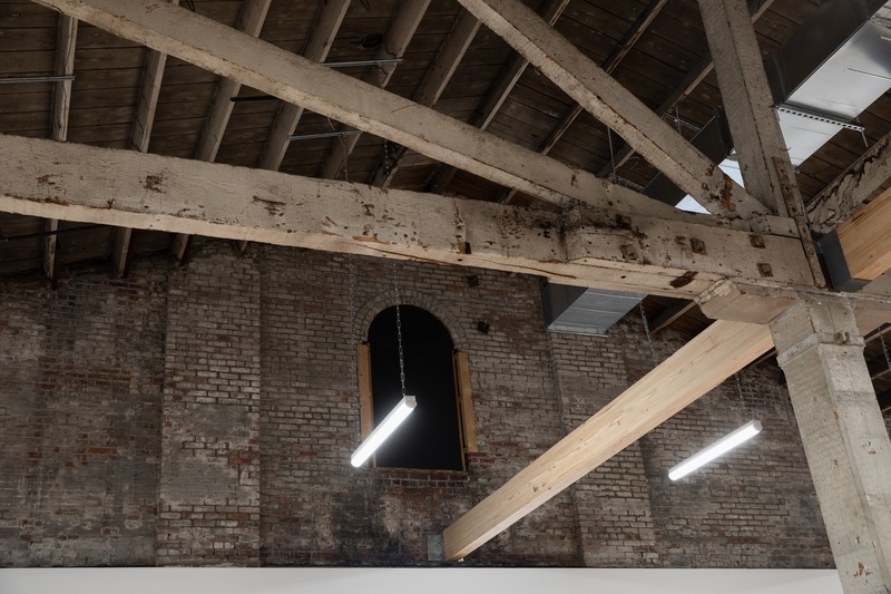 Dossier de presse | 1204-10 - Communiqué de presse | LMCC’s Arts Center Opens on Historic Governors Island - Pei Cobb Freed & Partners - Architecture institutionnelle - Exposed and restored original truss structure - Crédit photo : Zachary Tyler Newton