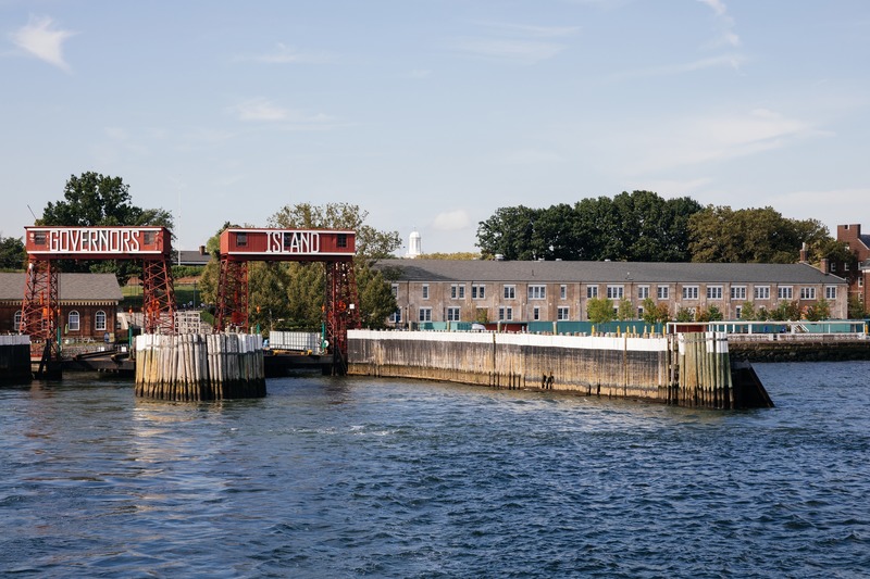 Dossier de presse | 1204-10 - Communiqué de presse | LMCC’s Arts Center Opens on Historic Governors Island - Pei Cobb Freed & Partners - Architecture institutionnelle - LMCC's Arts Center, right, seen from New York Harbor - Crédit photo : Zachary Tyler Newton