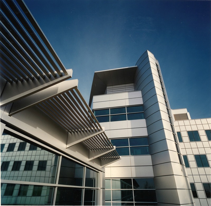 Dossier de presse | 916-15 - Communiqué de presse | René Menkès (1932-2019) - Menkès Shooner Dagenais LeTourneux Architectes - Architecture institutionnelle - Agence spatiale canadienne, Saint-Hubert, QC - Crédit photo : Archives MSDL Architectes