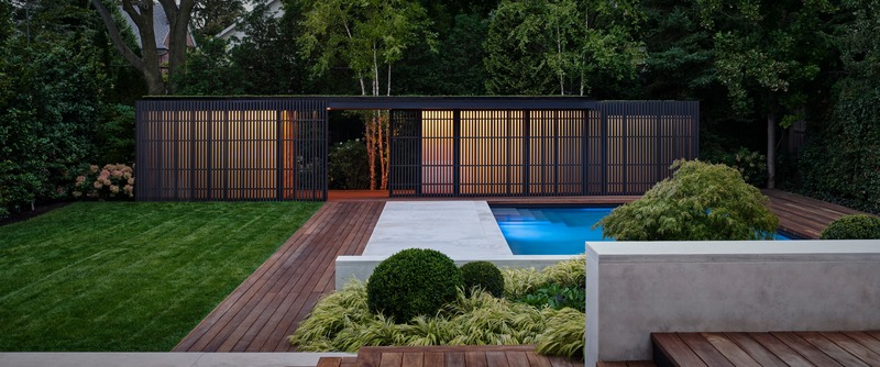 Press kit | 4204-01 - Press release | Forest Hill Garden & Pavilion - Amantea Architects - Residential Architecture - The pavilion - illuminated like a lantern - with warm light filtering through its screen<br> - Photo credit: Doublespace Photography