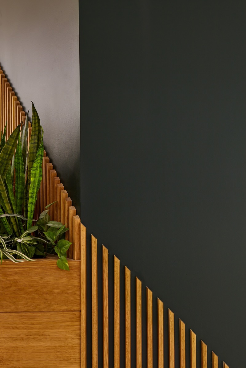 Press kit | 2682-01 - Press release | Innovation Through Design - The Symbiotic Link Between Branding and Architecture - Williamson Williamson Inc. - Commercial Interior Design - Pilot Manulife: A detail of the slats turning a corner.  - Photo credit: Scott Norsworthy