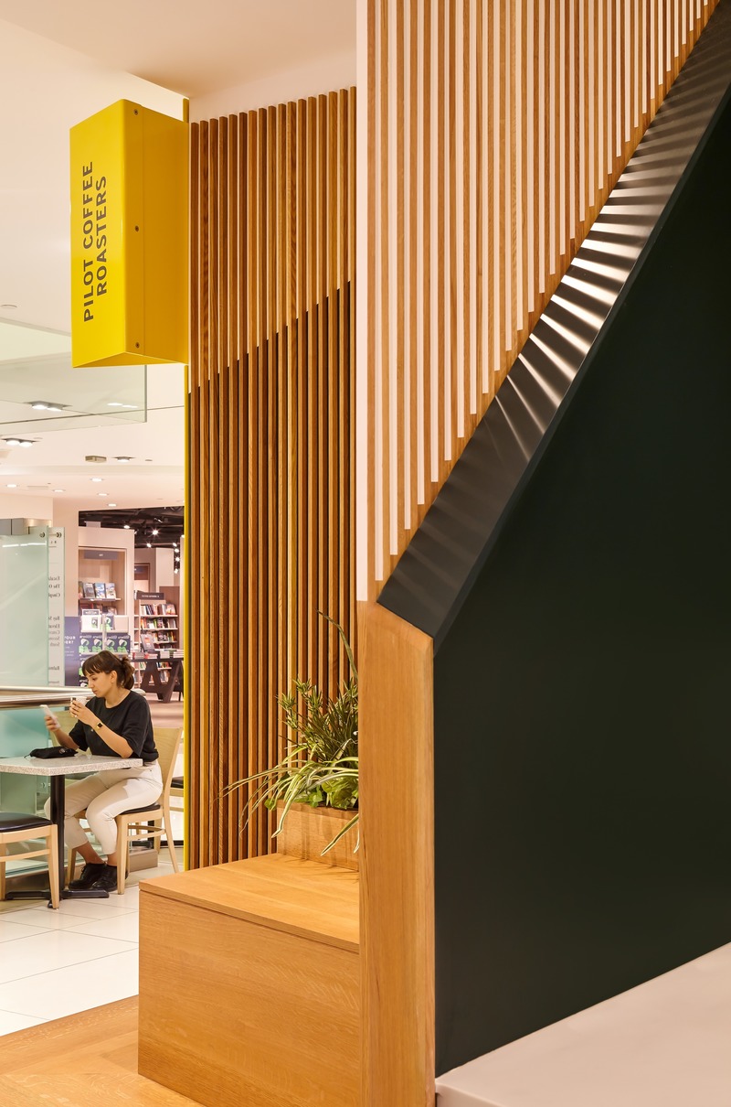 Press kit | 2682-01 - Press release | Innovation Through Design - The Symbiotic Link Between Branding and Architecture - Williamson Williamson Inc. - Commercial Interior Design - Pilot Manulife: The cafe tables in the Manulife Centre circulation spaces extend the cafe into the public space.  - Photo credit: Scott Norsworthy
