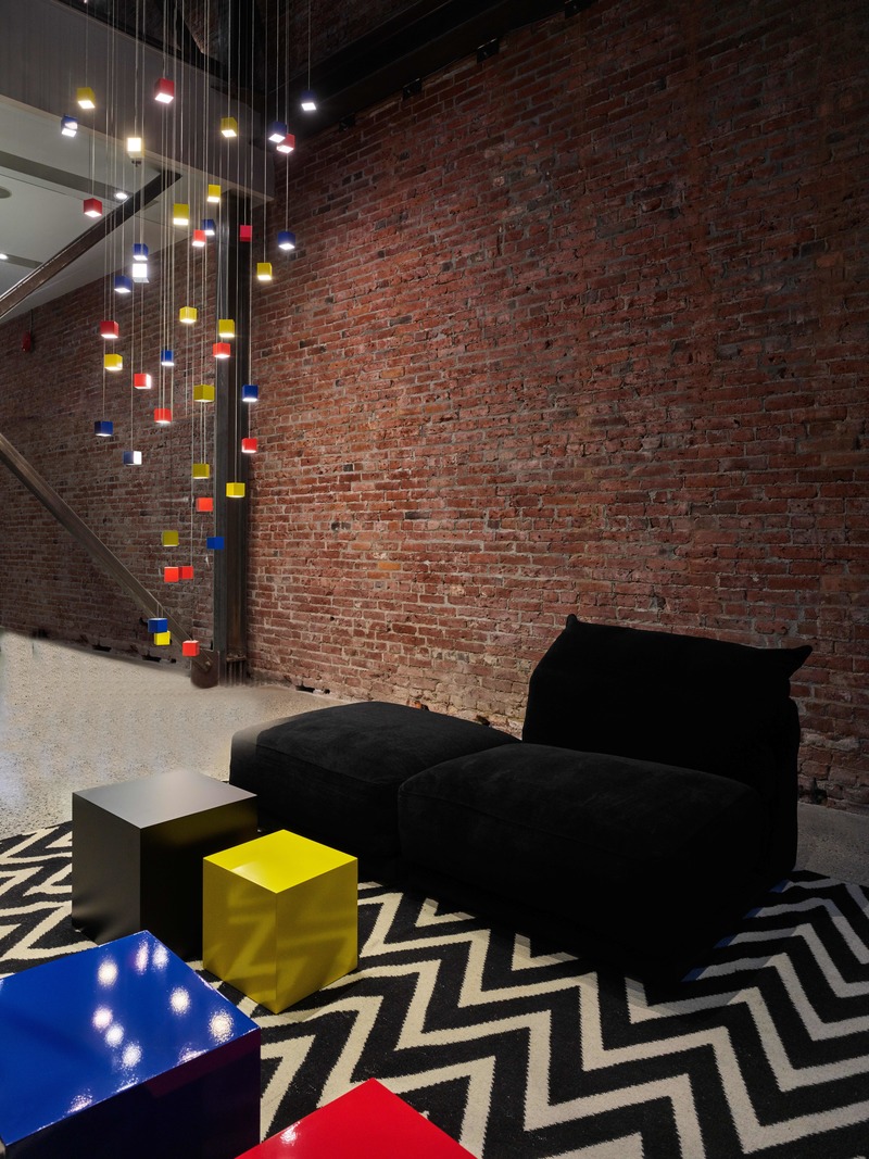 Dossier de presse | 3412-03 - Communiqué de presse | Cube Light - Karice Enterprises Ltd. - Design d’éclairage - 42 Cubes - Montauk Sofa Vancouver - Crédit photo : Martin Knowles