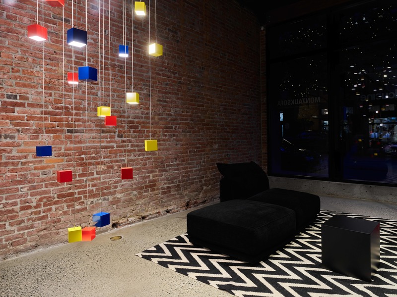 Dossier de presse | 3412-03 - Communiqué de presse | Cube Light - Karice Enterprises Ltd. - Design d’éclairage - Cube installation at Montauk Sofa Vancouver - Crédit photo : Martin Knowles