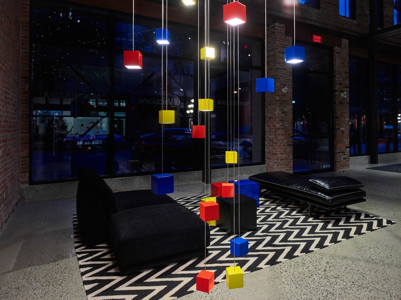 Dossier de presse | 3412-03 - Communiqué de presse | Cube Light - Karice Enterprises Ltd. - Design d’éclairage - Cube installation at Montauk Sofa Vancouver - Crédit photo : Martin Knowles