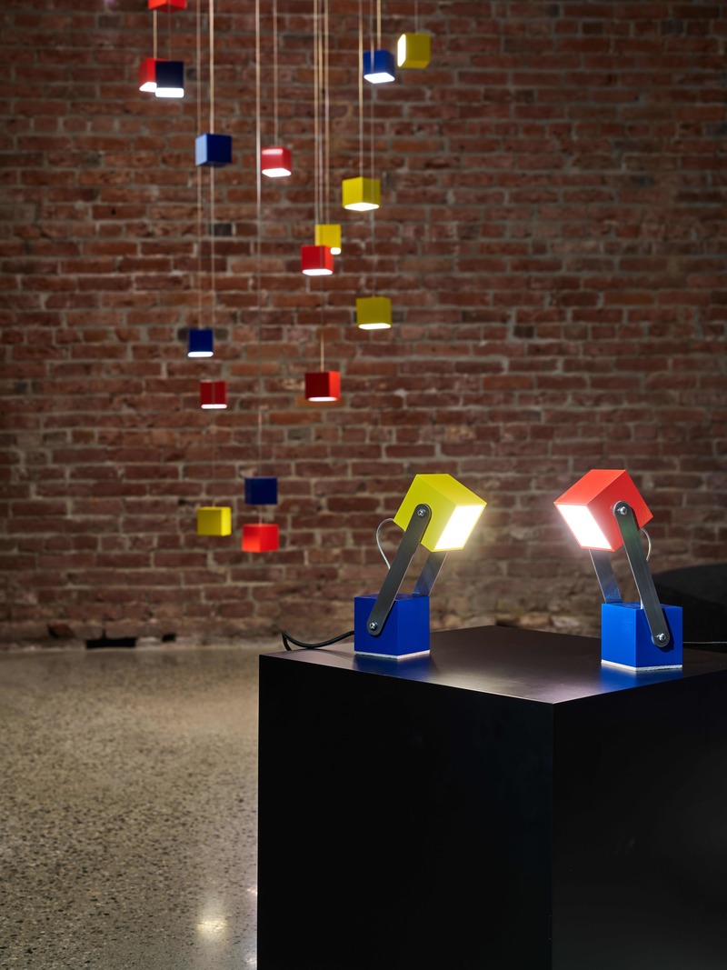 Dossier de presse | 3412-03 - Communiqué de presse | Cube Light - Karice Enterprises Ltd. - Design d’éclairage - Cube pendants and table lamps at Montauk Sofa Vancouver - Crédit photo : Martin Knowles