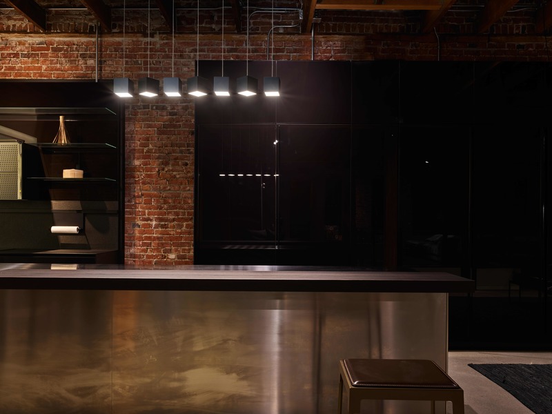 Dossier de presse | 3412-03 - Communiqué de presse | Cube Light - Karice Enterprises Ltd. - Design d’éclairage - Black Cube Pendants at Montauk Sofa Vancouver in Valcucine Kitchen - Crédit photo : Martin Knowles