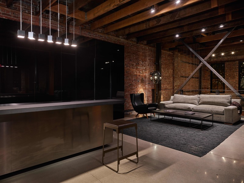 Dossier de presse | 3412-03 - Communiqué de presse | Cube Light - Karice Enterprises Ltd. - Design d’éclairage - Black Cube Pendants at Montauk Sofa Vancouver in Valcucine Kitchen - Crédit photo : Martin Knowles