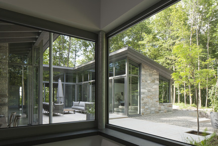 Dossier de presse | 780-02 - Communiqué de presse | La maison de Bromont - Paul Bernier Architecte - Architecture résidentielle - Crédit photo : James Brittain