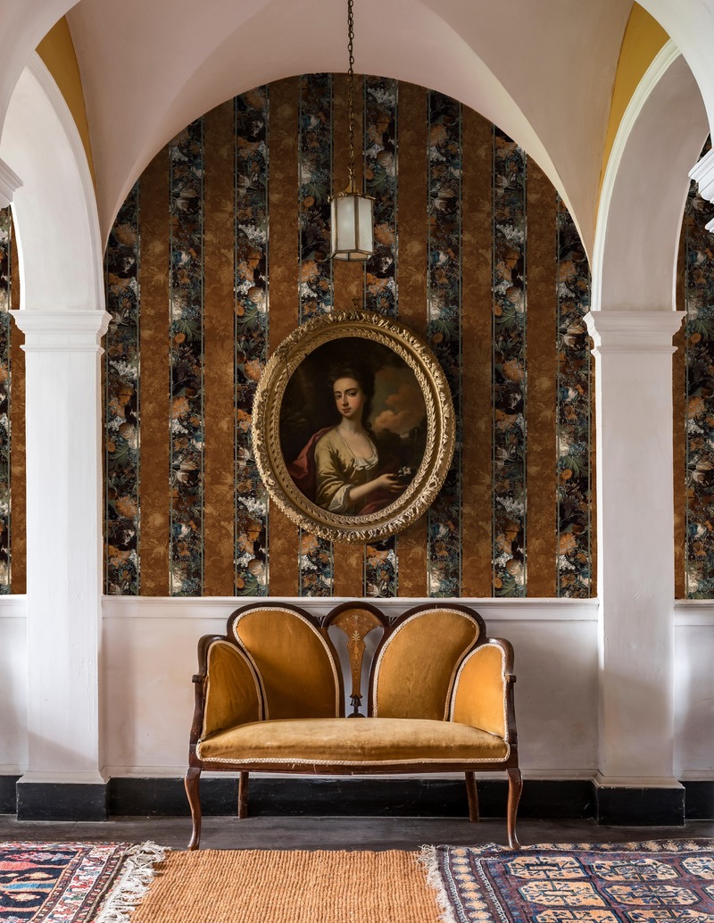 Dossier de presse | 3279-06 - Communiqué de presse | FEATHR and Artist Magnus Gjoen Collaborate on New Wallpaper Collection - FEATHR - Produit - 'No Use Crying for Roses When Forests are Burning' wallpaper - Crédit photo : Andreas von Einseidel/Alamy/FEATHR/Magnus Gjoen