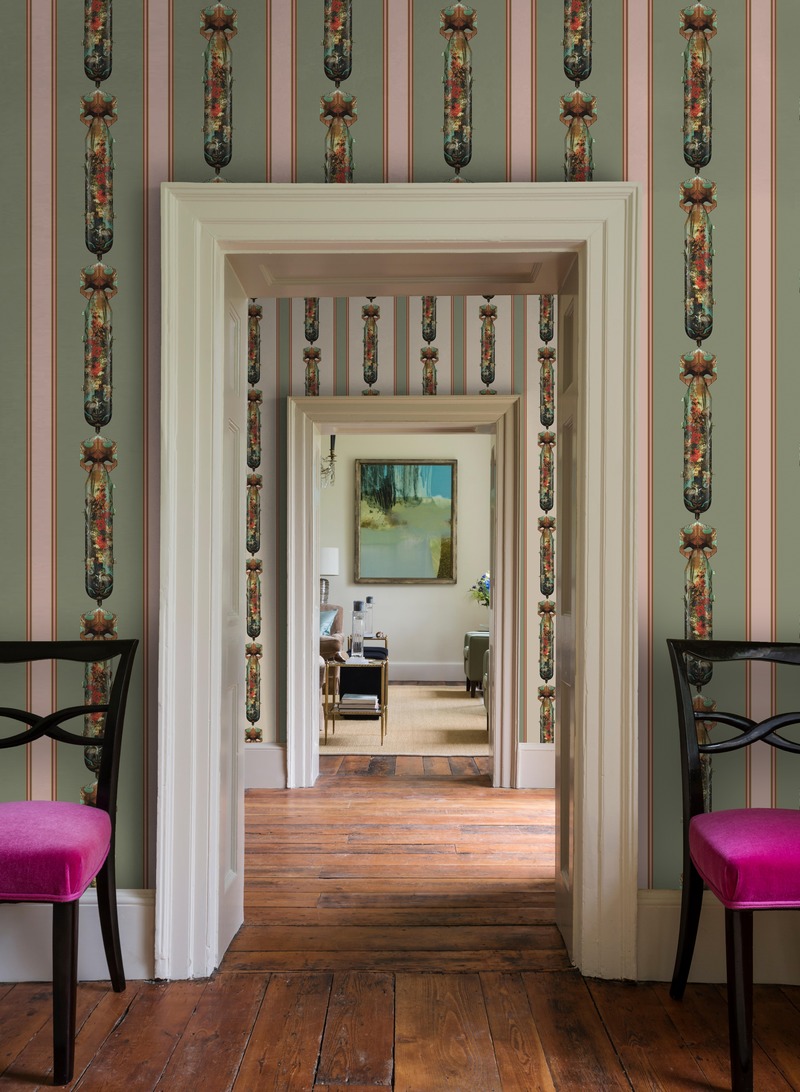 Dossier de presse | 3279-06 - Communiqué de presse | FEATHR and Artist Magnus Gjoen Collaborate on New Wallpaper Collection - FEATHR - Produit - Flower Bomb wallpaper - Crédit photo : Andreas von Einseidel/Alamy/FEATHR/Magnus Gjoen