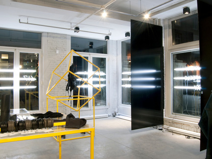 Press kit | 1007-01 - Press release | Quai 417 - Quai 417 - Commercial Interior Design - Nom de l'exposition / Name of the installation: Vitrines '' Électro-poétiques'' / Électrically poetic windowsArtiste / Artist: Studio de création Double-ÉchoDate: December 2011 - Photo credit: Double-Écho