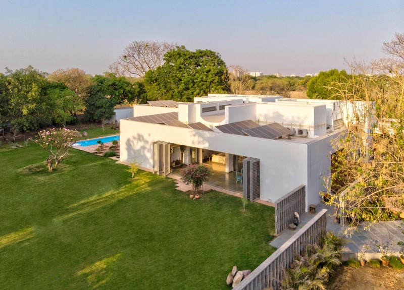 Press kit | 4016-02 - Press release | An Atypical Single User Villa - SquareWorks - Residential Architecture - Ariel view showing grey lattice, furthering the extensions of architectural geometry - Photo credit: Fabien Charuau