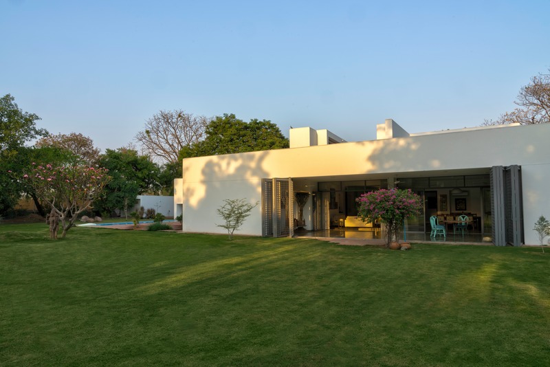 Press kit | 4016-02 - Press release | An Atypical Single User Villa - SquareWorks - Residential Architecture - West facing deep verandah works as a seamless entrance and also performs as a climatic buffer - Photo credit: Fabien Charuau