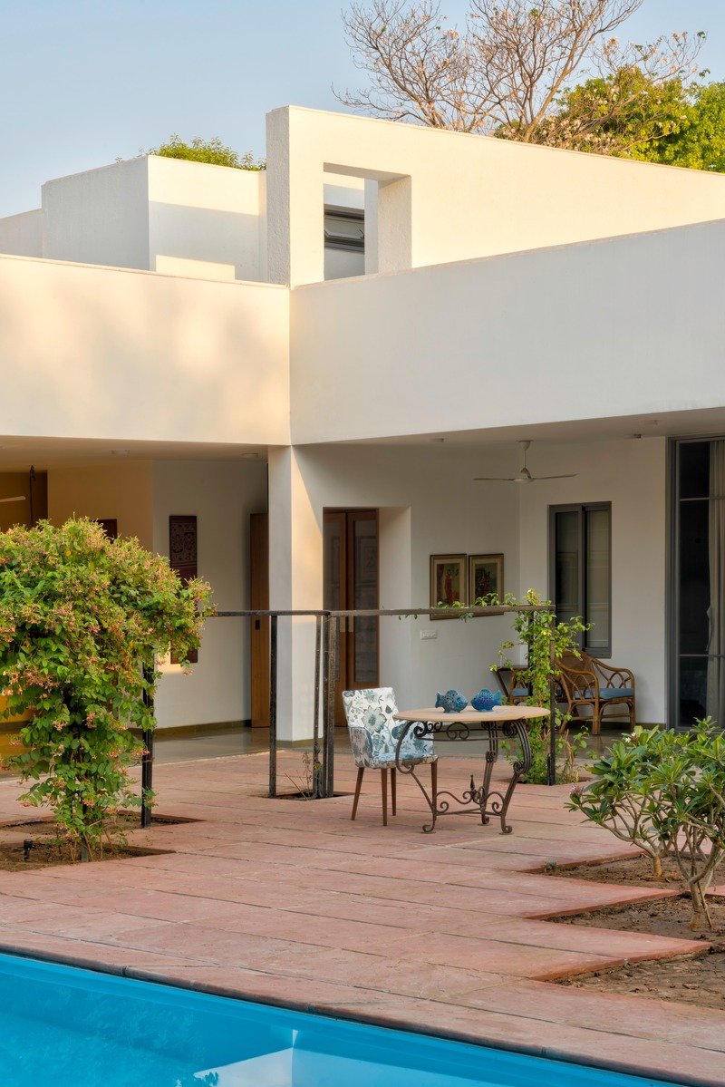 Press kit | 4016-02 - Press release | An Atypical Single User Villa - SquareWorks - Residential Architecture - Pool-side patio with interlocking planes, merging the indoors and outdoors - Photo credit: Fabien Charuau
