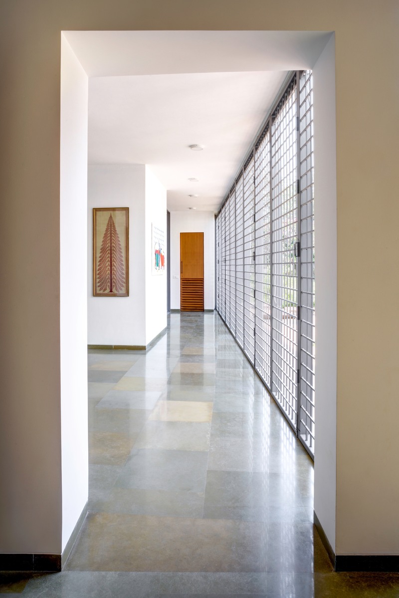 Press kit | 4016-02 - Press release | An Atypical Single User Villa - SquareWorks - Residential Architecture - Experiencing the tilting of axis accommodated within the circulatory veranda - Photo credit: Fabien Charuau