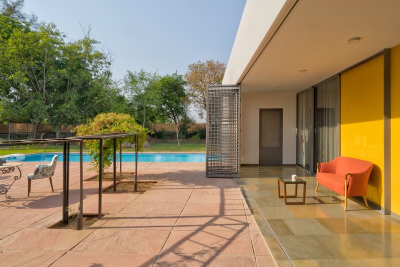 Press kit | 4016-02 - Press release | An Atypical Single User Villa - SquareWorks - Residential Architecture - <p class="">Gradual transition with an extended sit out adjoining the pool.</p><br style=""> - Photo credit: Fabien Charuau