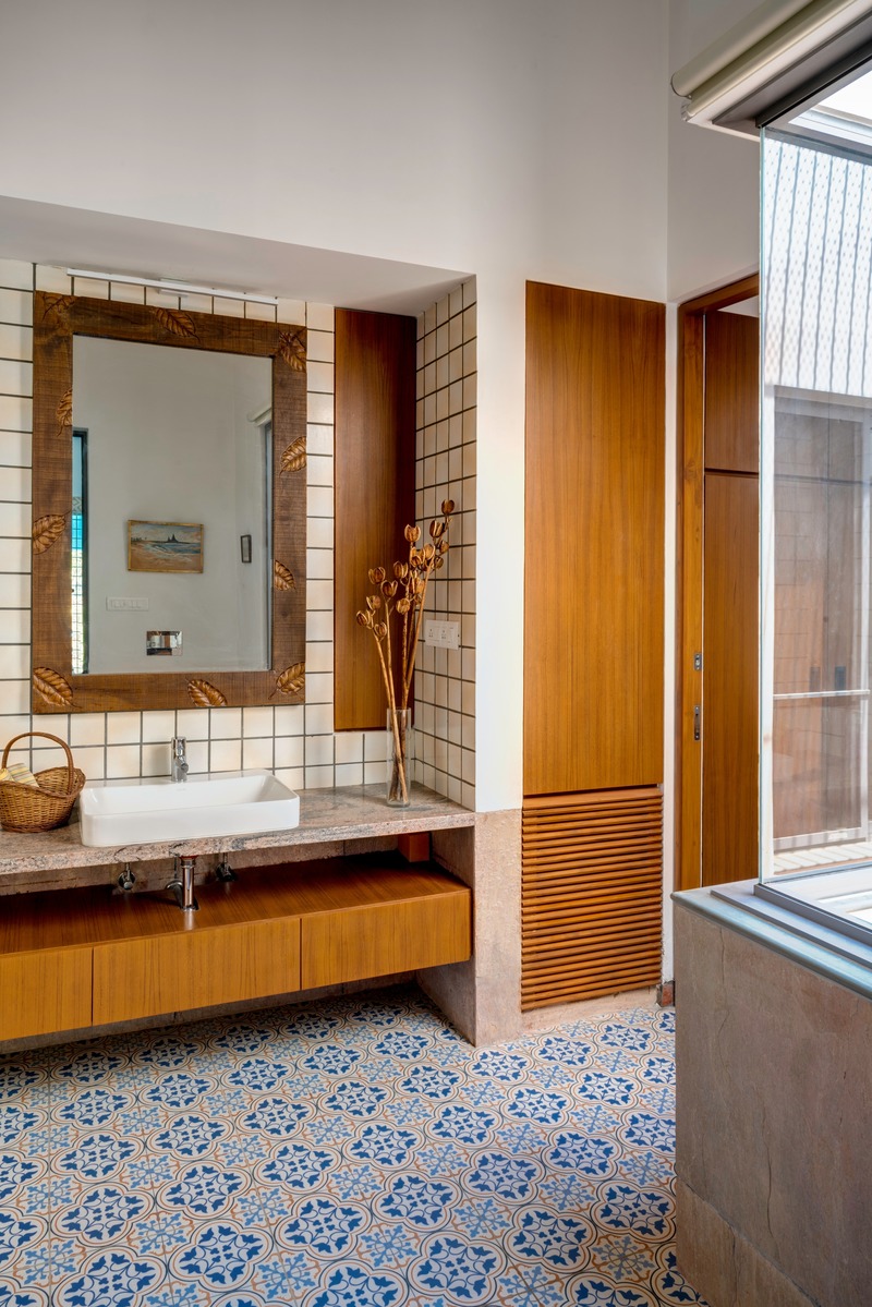 Press kit | 4016-02 - Press release | An Atypical Single User Villa - SquareWorks - Residential Architecture - Master Bathroom with indirect daylight to accentuate playful variations inside a private space  - Photo credit: Fabien Charuau