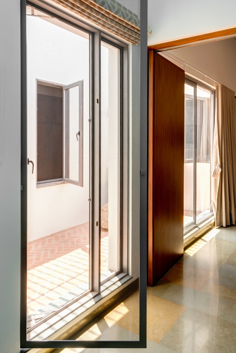 Press kit | 4016-02 - Press release | An Atypical Single User Villa - SquareWorks - Residential Architecture - Courtyards across the deep plan allowing natural light and cross-ventilation    - Photo credit:   Fabien Charuau  
