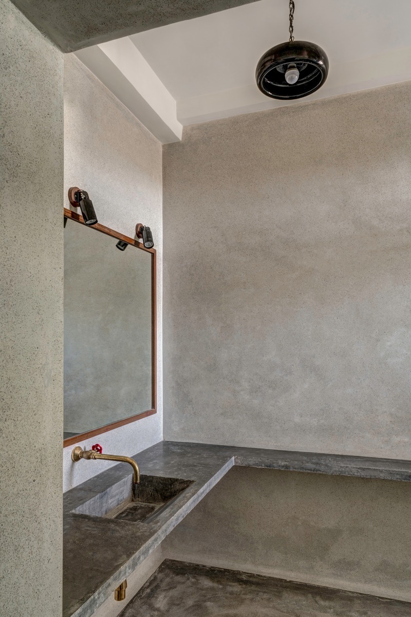 Press kit | 4016-01 - Press release | Retrofitting a 80-year-old Art-Deco Apartment in Mumbai - SquareWorks - Residential Interior Design - Master Bathroom vanity with in-situ concrete counter, terrazzo finish on walls and IPS flooring - Photo credit: Fabien Charuau