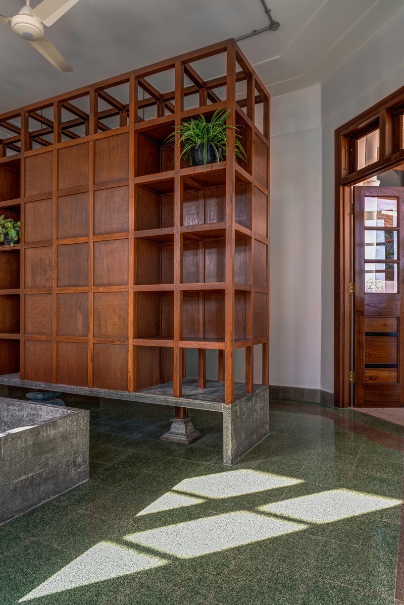 Press kit | 4016-01 - Press release | Retrofitting a 80-year-old Art-Deco Apartment in Mumbai - SquareWorks - Residential Interior Design - Master Bedroom - wooden storage supported by concrete bench - Photo credit: Fabien Charuau
