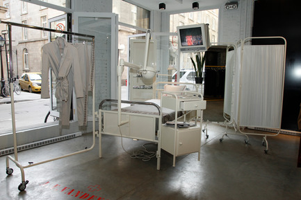 Press kit | 1007-01 - Press release | Quai 417 - Quai 417 - Commercial Interior Design - Nom de l'exposition / Name of the installation: TSTSITW - The smallest travelling store in the worldArtiste / Artist: A.F. Vandevorst - Photo credit: Guillaume Pelletier