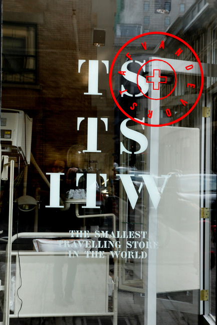 Press kit | 1007-01 - Press release | Quai 417 - Quai 417 - Commercial Interior Design - Nom de l'exposition / Name of the installation: TSTSITW - The smallest travelling store in the worldArtiste / Artist: A.F. Vandevorst - Photo credit: Double-Écho