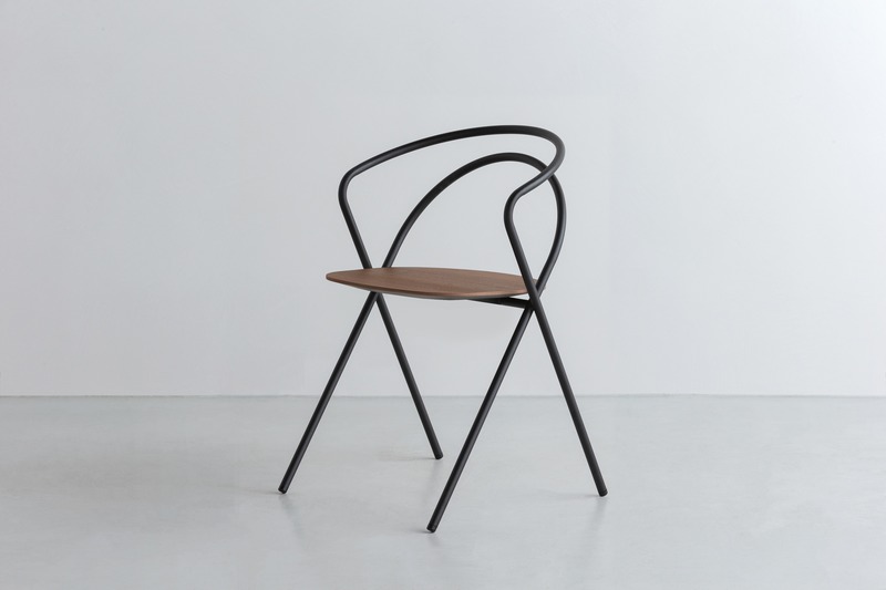 Dossier de presse | 2704-09 - Communiqué de presse | "A la Fresca" - Merging Indoors and Outdoors - imm cologne 2020, Koelnmesse GmbH - Évènement + Exposition - <p>Equally at home in the dining room or a café: Minima by Spanish design Studio MUT, the guest of honour at imm cologne 2020, is a combination of straight and curved lines that look as if they’ve been drawn by hand. The result is a light, stackable chair produced by Japanese label E interiors.</p> - Crédit photo : MUT Design