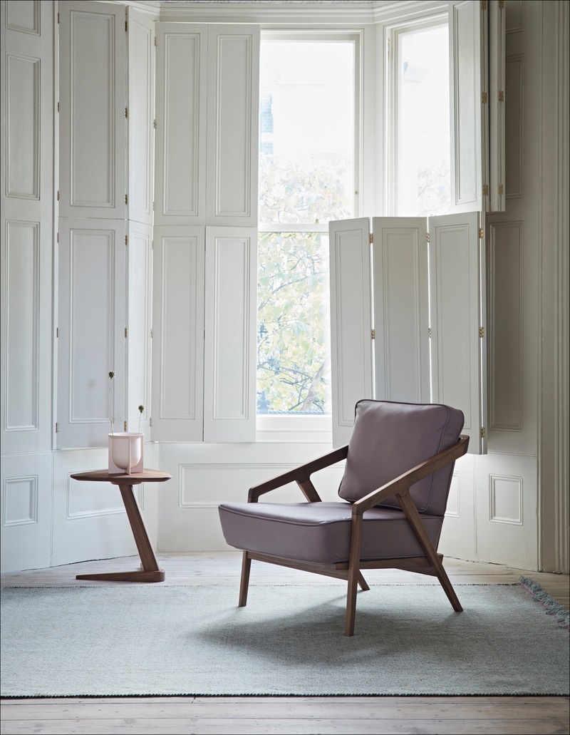 Dossier de presse | 2253-09 - Communiqué de presse | Celebrating Ten Years of Dare Studio with an Edit of Classic Designs and New Products - Dare Studio - Produit - Dare Studio_Drone Side Table and Katakana Lounge Chair_www.darestudio.com - Crédit photo : Dare Studio