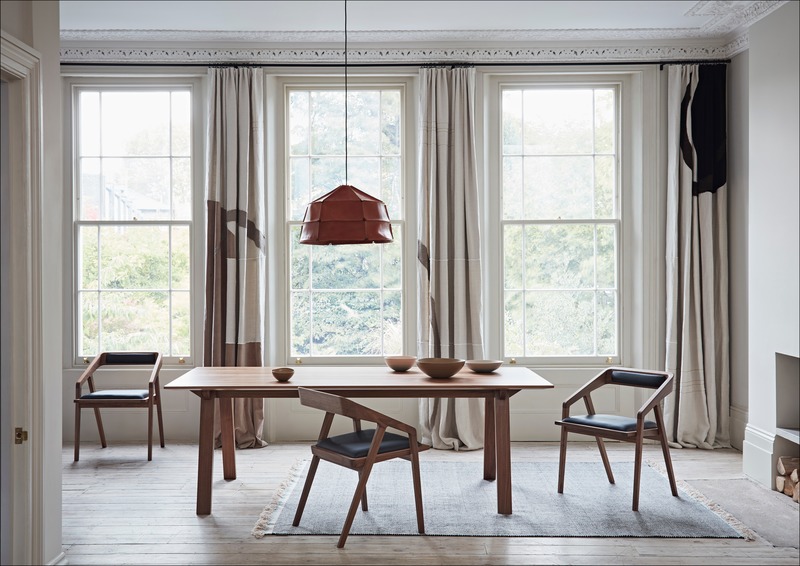 Dossier de presse | 2253-09 - Communiqué de presse | Celebrating Ten Years of Dare Studio with an Edit of Classic Designs and New Products - Dare Studio - Produit - Dare Studio_Katakana Dining Chairs and Norton Dining Table_www.darestudio.com - Crédit photo : Dare Studio