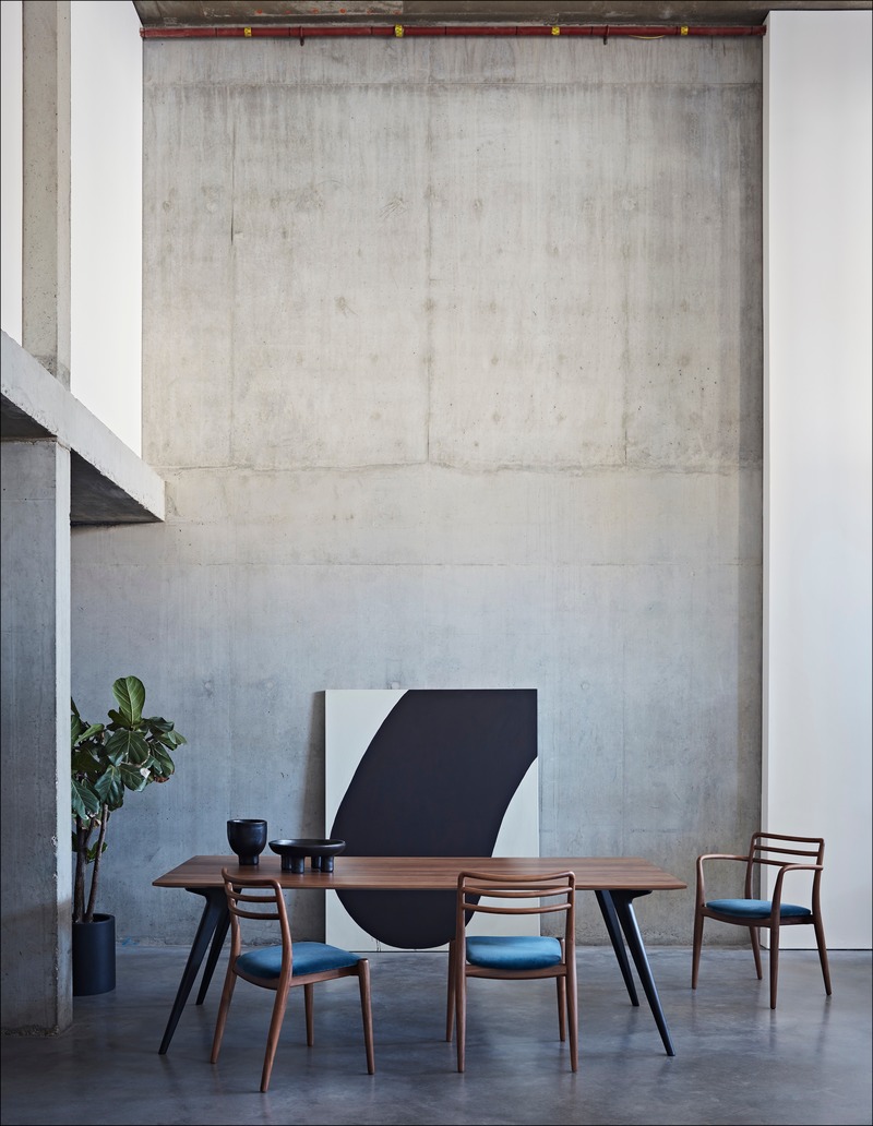 Dossier de presse | 2253-09 - Communiqué de presse | Celebrating Ten Years of Dare Studio with an Edit of Classic Designs and New Products - Dare Studio - Produit - Dare Studio_Waldron Dining Table and Tor Chairs_www.darestudio.com - Crédit photo : Dare Studio
