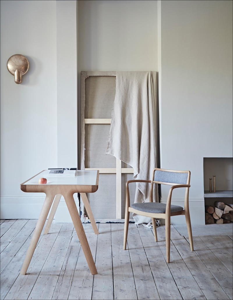Dossier de presse | 2253-09 - Communiqué de presse | Celebrating Ten Years of Dare Studio with an Edit of Classic Designs and New Products - Dare Studio - Produit - Dare Studio_Maya Desk and Tor Arm Chair_www.darestudio.com - Crédit photo : Dare Studio