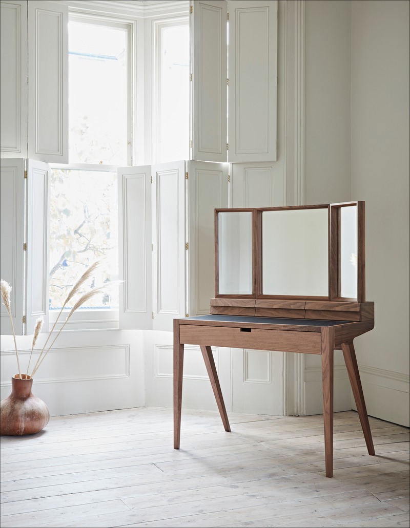 Dossier de presse | 2253-09 - Communiqué de presse | Celebrating Ten Years of Dare Studio with an Edit of Classic Designs and New Products - Dare Studio - Produit - Dare Studio_Kingston Dressing Table_www.darestudio.com - Crédit photo : Dare Studio