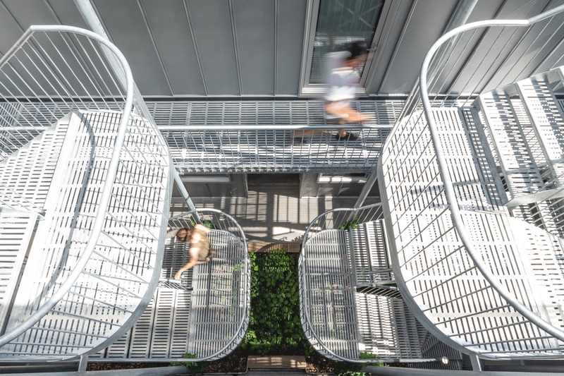 Dossier de presse | 1142-07 - Communiqué de presse | Off Plaza : L. McComber rencontre la Maison du Rotin - L. McComber – architecture vivante - Architecture résidentielle -   L'escalier en acier fait sur mesure structure la cour intérieure. Un grand bac de plantes vivaces procure fraîcheur et douceur à la cour centrale.   - Crédit photo : Raphaël Thibodeau