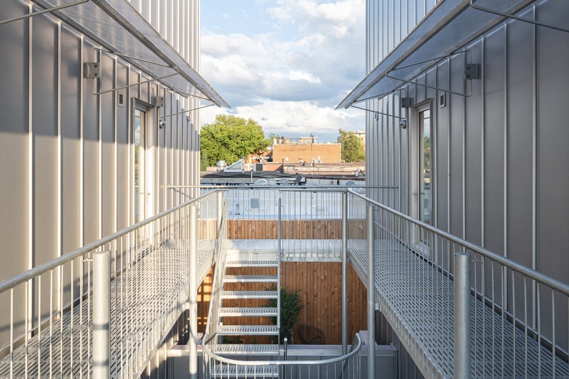 Dossier de presse | 1142-07 - Communiqué de presse | Off Plaza : L. McComber rencontre la Maison du Rotin - L. McComber – architecture vivante - Architecture résidentielle -  Vue spectaculaire du 3e étage, accès aux maisons de ville et penthouses par la coursive.  - Crédit photo : Raphaël Thibodeau