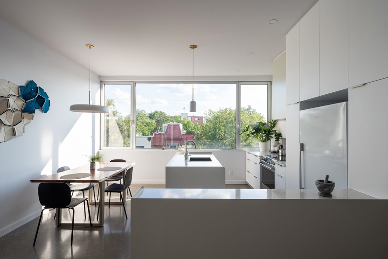 Dossier de presse | 1142-07 - Communiqué de presse | Off Plaza : L. McComber rencontre la Maison du Rotin - L. McComber – architecture vivante - Architecture résidentielle -  La cuisine des maisons de ville, vue vers la rue Saint-Hubert. - Crédit photo : Raphaël Thibodeau