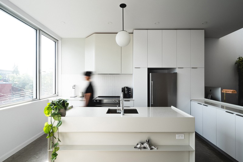 Dossier de presse | 1142-07 - Communiqué de presse | Off Plaza : L. McComber rencontre la Maison du Rotin - L. McComber – architecture vivante - Architecture résidentielle -  La cuisine lumineuse, compact ouverte sur la ville et les aires de vie. - Crédit photo : Raphaël Thibodeau