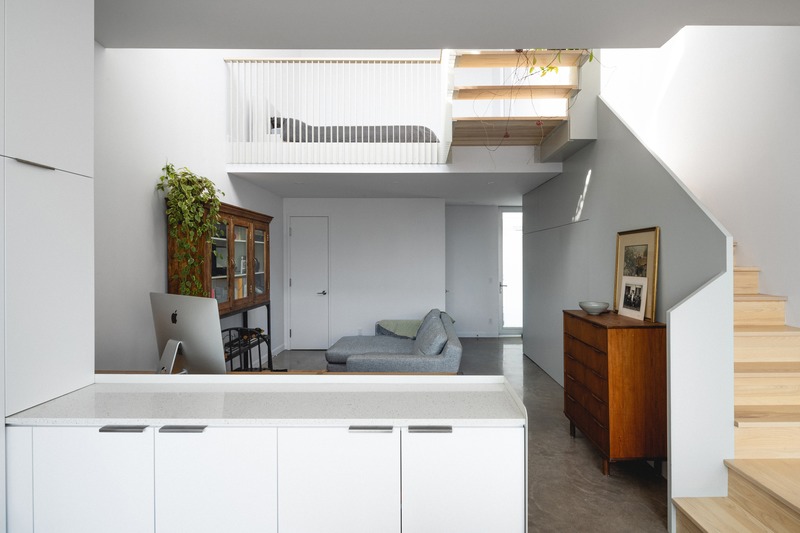 Dossier de presse | 1142-07 - Communiqué de presse | Off Plaza : L. McComber rencontre la Maison du Rotin - L. McComber – architecture vivante - Architecture résidentielle -  Vue sur le séjour et l'accès à la mezzanine. - Crédit photo : Raphaël Thibodeau