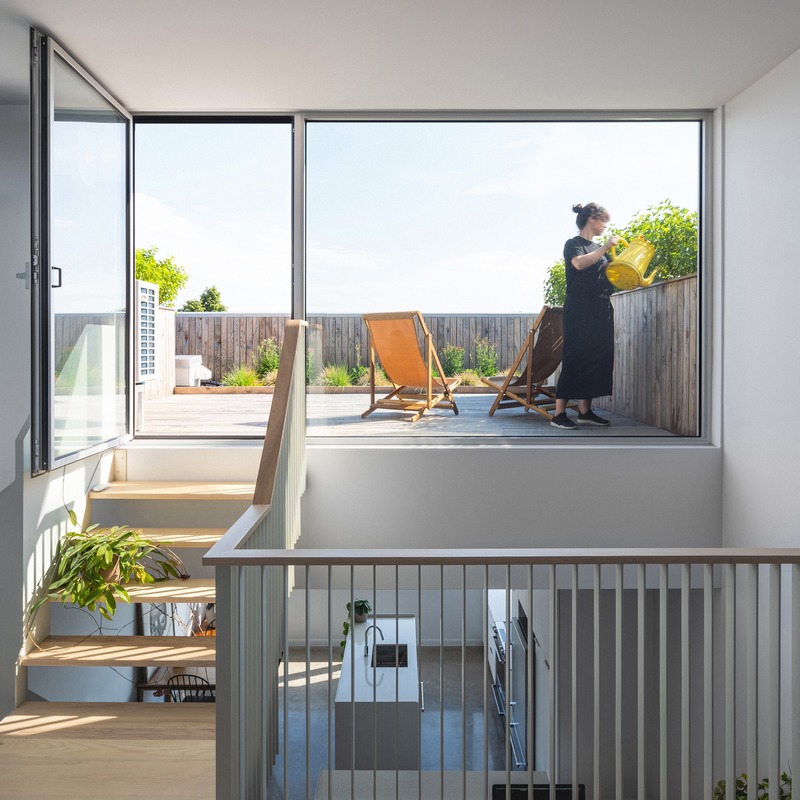 Dossier de presse | 1142-07 - Communiqué de presse | Off Plaza : L. McComber rencontre la Maison du Rotin - L. McComber – architecture vivante - Architecture résidentielle -  Les terrasses sur le toit, un lieu de détente et d'échange entre voisins. - Crédit photo : Raphaël Thibodeau