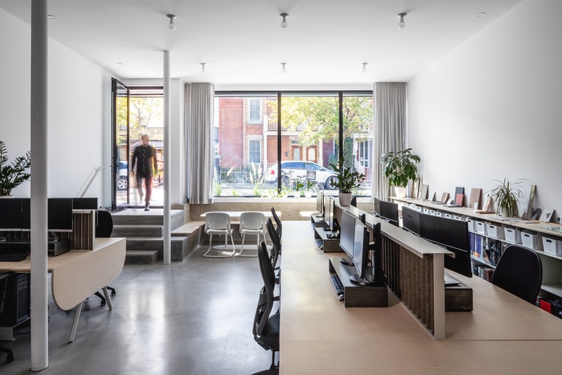 Dossier de presse | 1142-07 - Communiqué de presse | Off Plaza : L. McComber rencontre la Maison du Rotin - L. McComber – architecture vivante - Architecture résidentielle -  Vue sur la rue St-Hubert, le local profite d'une généreuse fenestration en contrebas du trottoir. - Crédit photo : Raphaël Thibodeau