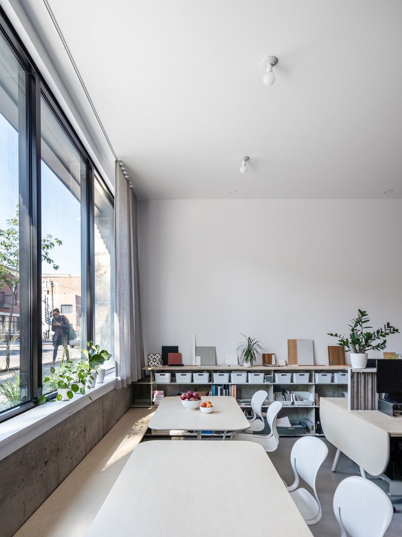 Dossier de presse | 1142-07 - Communiqué de presse | Off Plaza : L. McComber rencontre la Maison du Rotin - L. McComber – architecture vivante - Architecture résidentielle -  Les tables pour manger qui longent la grande vitrine.  - Crédit photo : Raphaël Thibodeau