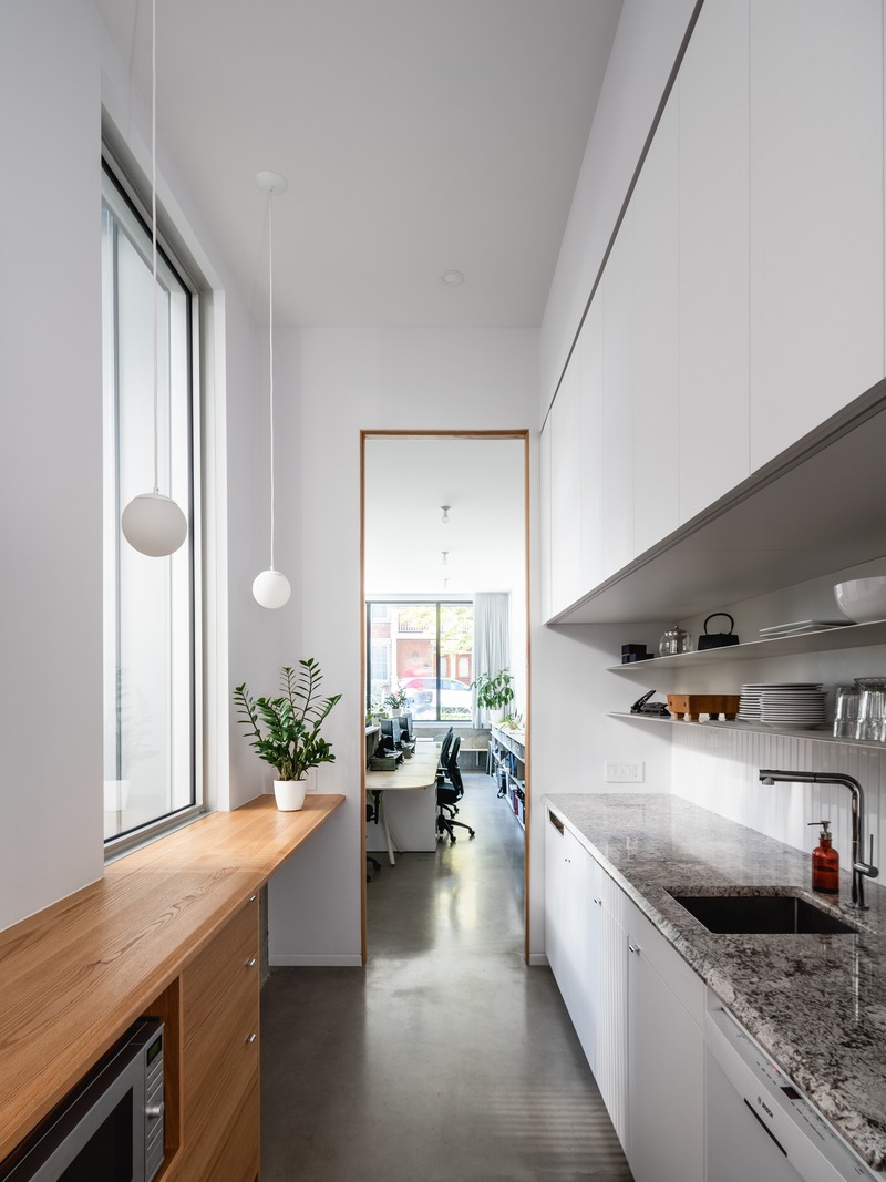 Dossier de presse | 1142-07 - Communiqué de presse | Off Plaza : L. McComber rencontre la Maison du Rotin - L. McComber – architecture vivante - Architecture résidentielle -  La cuisine laboratoire, de quoi se faire un bon dîner!  - Crédit photo : Raphaël Thibodeau