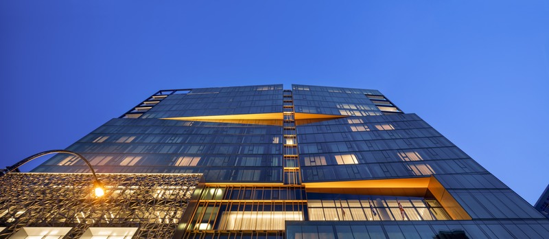 Dossier de presse | 865-37 - Communiqué de presse | L’architecture du Four Seasons Hôtel Montréal dévoilée : l’élégante simplicité d’une chaîne en or sur une robe noire - Lemay | Sid Lee Architecture - Architecture commerciale -  Four Seasons Hôtel Montréal  - Crédit photo : Adrien Williams