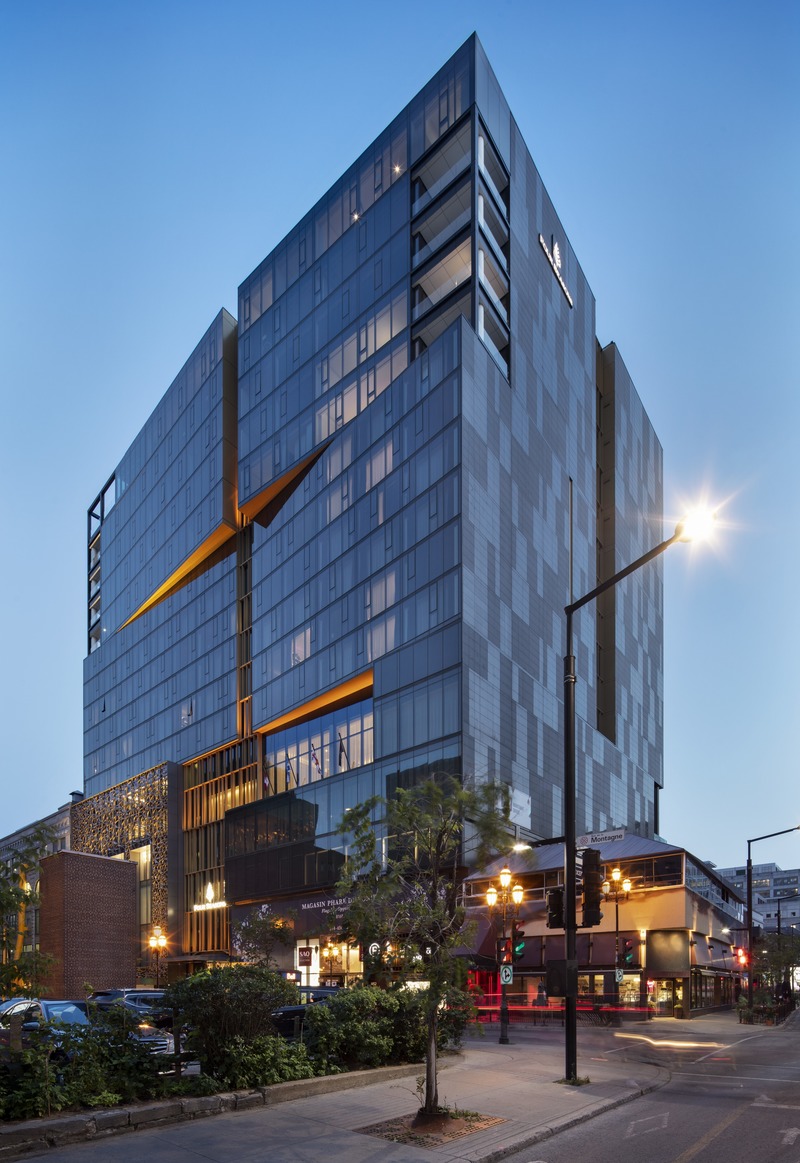 Dossier de presse | 865-37 - Communiqué de presse | L’architecture du Four Seasons Hôtel Montréal dévoilée : l’élégante simplicité d’une chaîne en or sur une robe noire - Lemay | Sid Lee Architecture - Architecture commerciale -  Four Seasons Hôtel Montréal  - Crédit photo : Adrien Williams