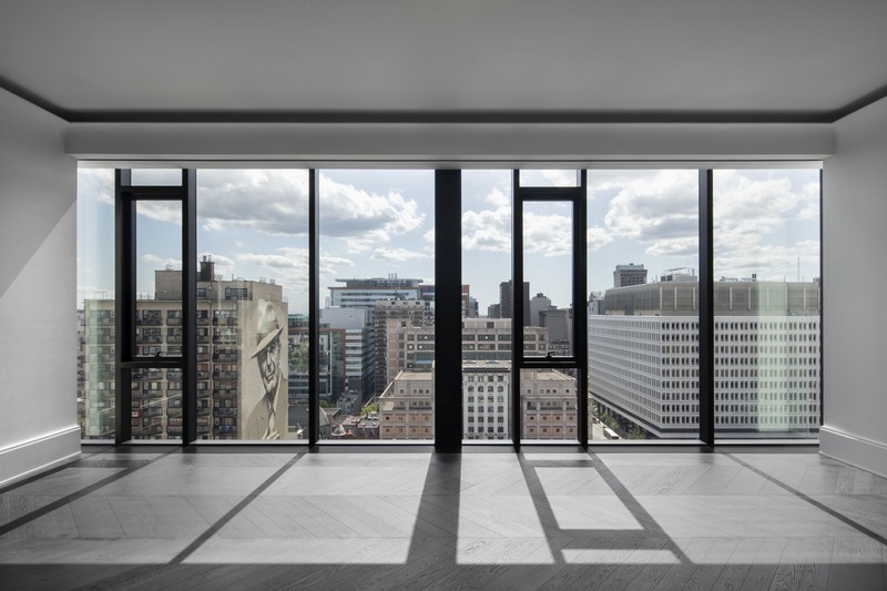 Dossier de presse | 865-37 - Communiqué de presse | L’architecture du Four Seasons Hôtel Montréal dévoilée : l’élégante simplicité d’une chaîne en or sur une robe noire - Lemay | Sid Lee Architecture - Architecture commerciale -  Four Seasons Hôtel Montréal  - Crédit photo : Adrien Williams