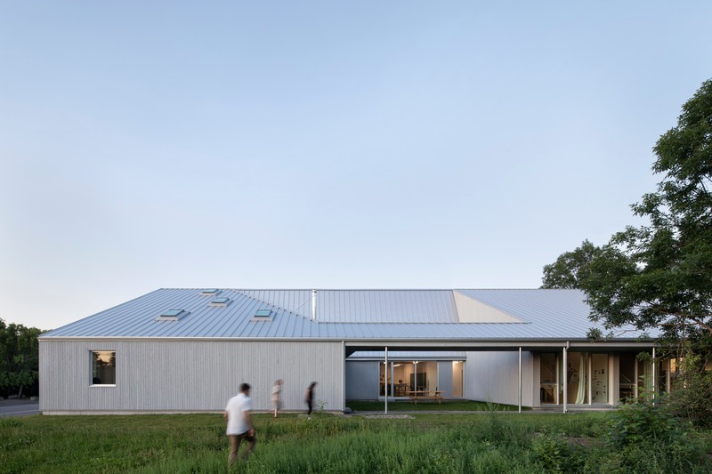 Dossier de presse | 1527-10 - Communiqué de presse | Est-Nord-Est, un centre d’artistes contemporain inspiré par la tradition - Bourgeois / Lechasseur architectes - Architecture institutionnelle - Crédit photo : Adrien Williams